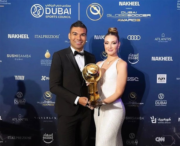 Một số nàng WAGs khác cũng theo chồng tới buổi lễ ở Dubai. Trong ảnh là vợ chồng tiền vệ MU Casemiro nhận giải Sự nghiệp.
