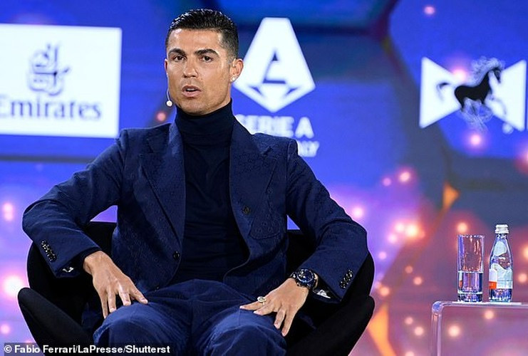 Cristiano được vinh danh giải: 'Cầu thủ được yêu thích nhất', giải thưởng Maradona và 'Cầu thủ hay nhất Trung Đông'.
