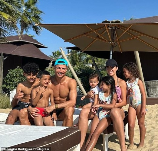 Ronaldo và Georgina chưa kết hôn nhưng cặp đôi có con chung Alana, 5 tuổi và Bella, 18 tháng. Siêu sao 38 tuổi cũng có con riêng, gồm: Cristiano Jr, 13 tuổi và cặp song sinh 6 tuổi Mateo và Eva.