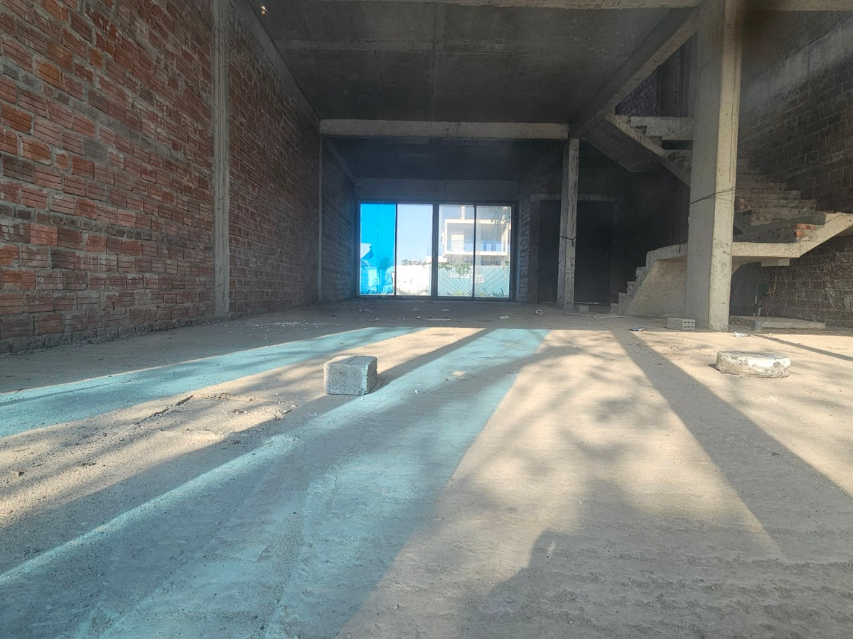 Bên trong các căn shophouse tiền tỷ là các hạng mục chỉ mới được xây thô, trống hoác từ trước ra sau.