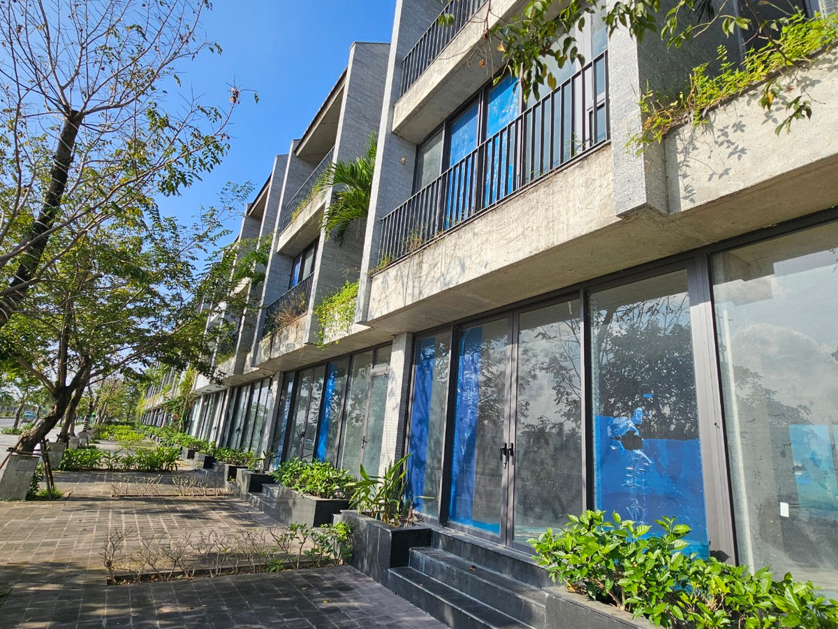 Loạt shophouse tiền tỷ không một bóng người ngay mùa mua sắm cao điểm Tết Nguyên đán 2024.