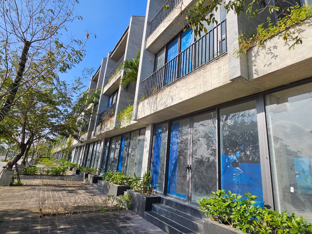 Loạt shophouse tiền tỷ không một bóng người ngay mùa mua sắm cao điểm Tết Nguyên đán 2024.