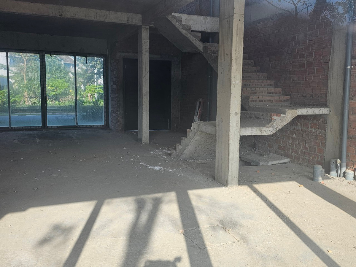 Một môi giới bất động sản tại khu vực này cho biết, nhiều căn shophouse tại dự án Casamia đã "bốc hơi" vài tỷ so với thời sốt giá nhưng vẫn khó bán.