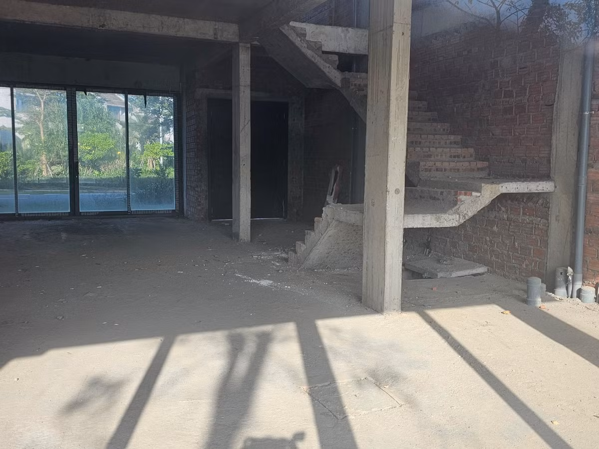 Một môi giới bất động sản tại khu vực này cho biết, nhiều căn shophouse tại dự án Casamia đã "bốc hơi" vài tỷ so với thời sốt giá nhưng vẫn khó bán.