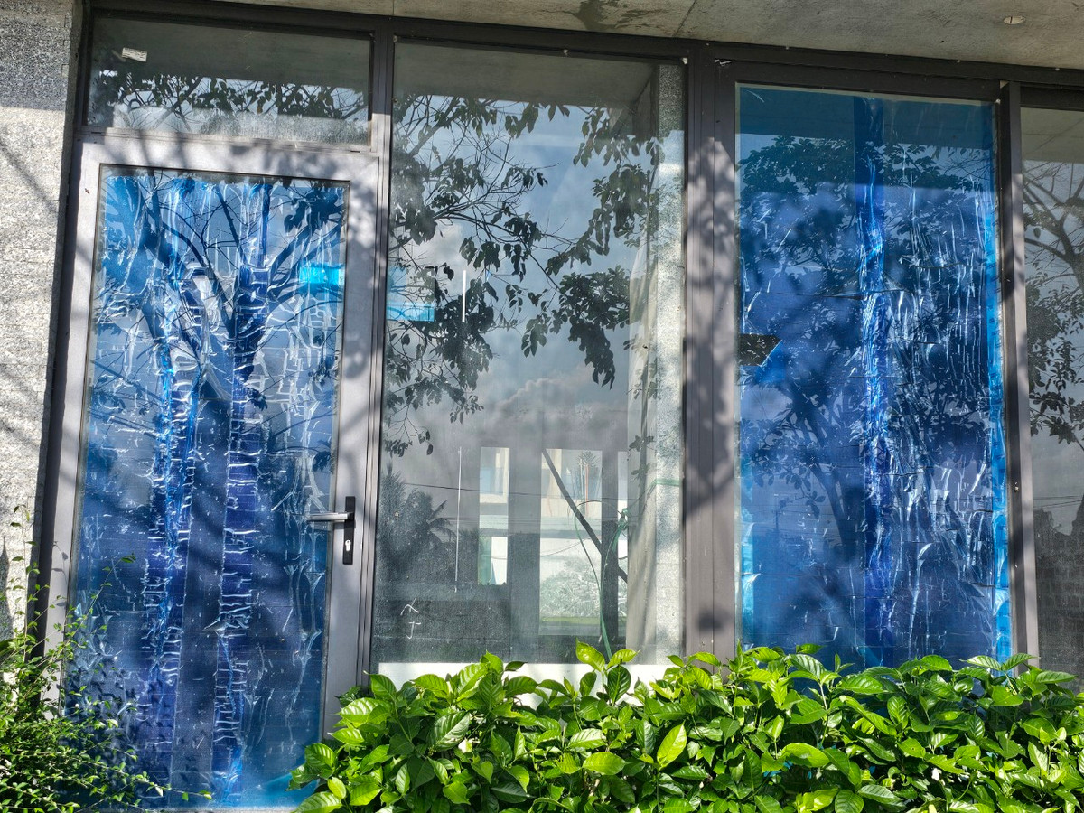 "Thời gian trước, một số căn trong dãy shophouse đã có người ở hoặc thuê còn đỡ, giờ hầu hết đã trả mặt bằng nên càng khó bán.", môi giới tên A. cho hay.