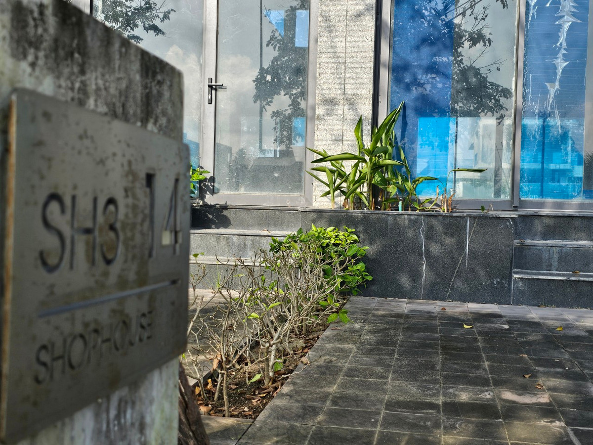 Sở hữu vị trí độc đáo hiếm có tại ngã ba sông: Trường Giang, Thu Bồn, Cổ Cò, hướng thẳng ra vịnh biển Cửa Đại, kề bên khu du lịch Rừng dừa Bảy Mẫu, nằm trên tuyến đường ven biển miền Trung,...cùng thiết kế ấn tượng chưa thể giúp cho Casamia trở thành một khu đô thị "xứng tầm thượng lưu" như giới bất động sản từng ca ngợi.