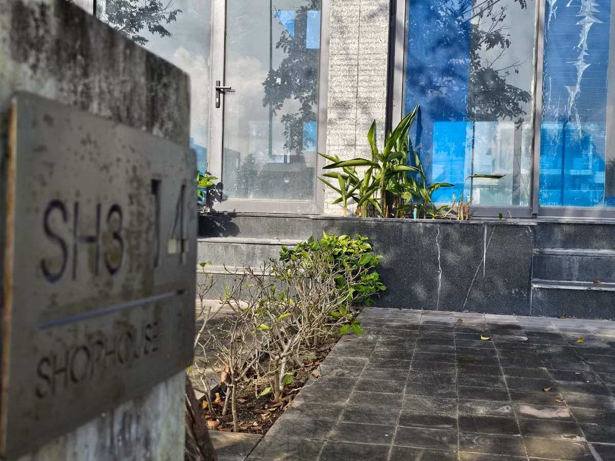 Sở hữu vị trí độc đáo hiếm có tại ngã ba sông: Trường Giang, Thu Bồn, Cổ Cò, hướng thẳng ra vịnh biển Cửa Đại, kề bên khu du lịch Rừng dừa Bảy Mẫu, nằm trên tuyến đường ven biển miền Trung,...cùng thiết kế ấn tượng chưa thể giúp cho Casamia trở thành một khu đô thị "xứng tầm thượng lưu" như giới bất động sản từng ca ngợi.