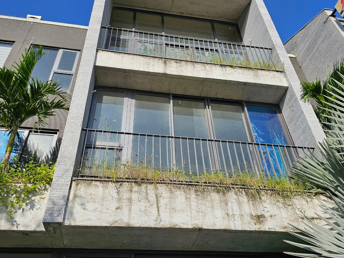 Cỏ dại, rêu mốc phủ kín mặt tiền các căn shophouse 3 tầng ở vị trí đắc địa, được quảng bá rầm rộ một thời.