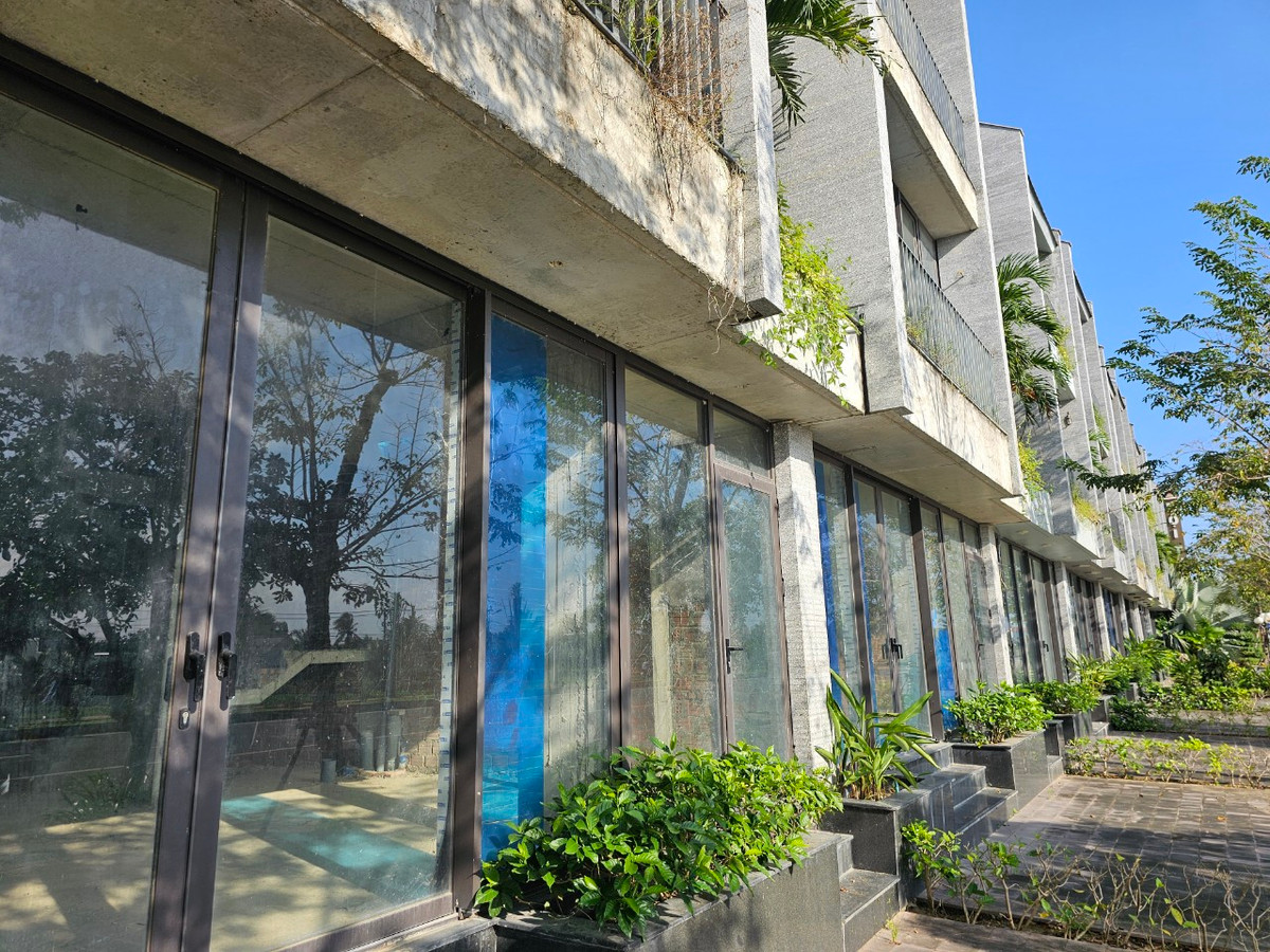 Nằm trên tuyến đường 38m nối dài từ Đà Nẵng đến phố cổ Hội An, Casamia từng được giới thiệu là nơi hội tụ trọn vẹn 3 tiêu chí "nhất cận thị, nhị cận giang, tam cận lộ", mở ra một cơ hội hiếm có dành cho những chủ nhân đang tìm kiếm một nơi an cư lạc nghiệp, đầu tư sinh lời ngay trên chính sản phẩm bất động sản của mình.