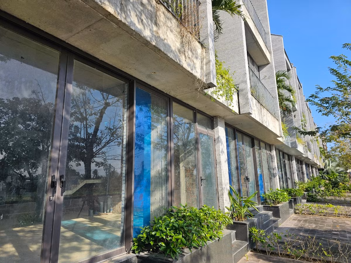 Nằm trên tuyến đường 38m nối dài từ Đà Nẵng đến phố cổ Hội An, Casamia từng được giới thiệu là nơi hội tụ trọn vẹn 3 tiêu chí "nhất cận thị, nhị cận giang, tam cận lộ", mở ra một cơ hội hiếm có dành cho những chủ nhân đang tìm kiếm một nơi an cư lạc nghiệp, đầu tư sinh lời ngay trên chính sản phẩm bất động sản của mình.