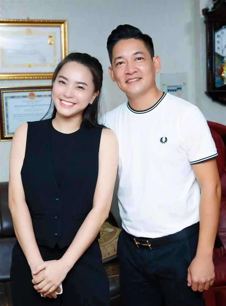 Ca sĩ sinh năm 1988 được ông xã Thành Đạt cưng chiều và có mối quan hệ khá thân thiết với gia đình nhà chồng. Vợ chồng cô cùng các con thường xuyên dành thời gian đi du lịch, tận hưởng những giây phút bình yên bên nhau.