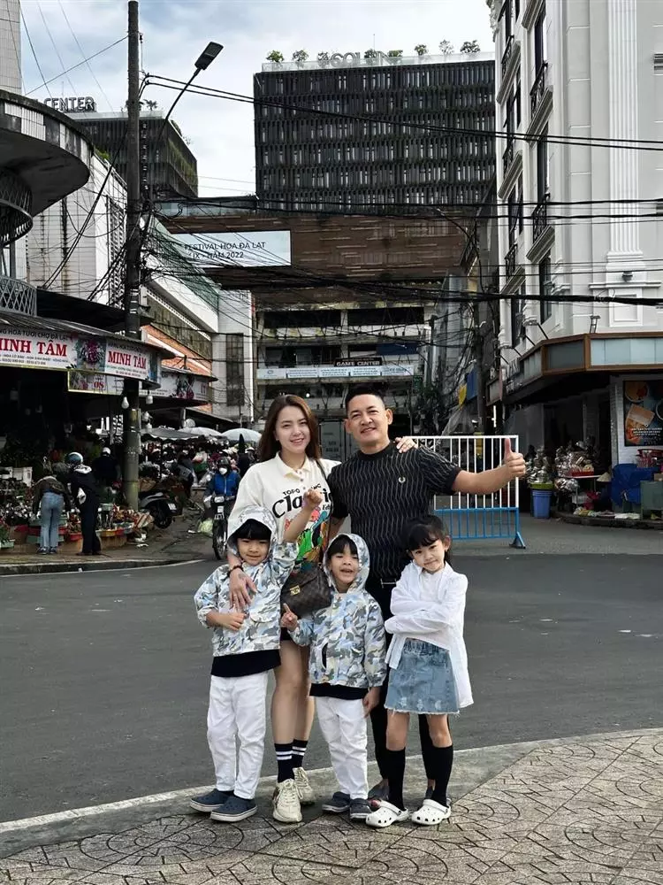 Nữ ca sĩ thừa nhận, trong cuộc sống hôn nhân, cô và chồng không tránh khỏi những cãi vã. Tuy nhiên, sau vài lần "xô lệch", vợ chồng cô cũng hiểu nhau hơn và rút kinh nghiệm, vì không muốn các con tổn thương khi nhìn thấy cha mẹ mâu thuẫn.