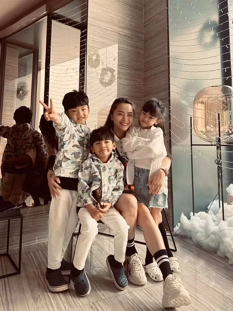 Đến năm 2019, khi mang thai con thứ 3, cô quyết định giải nghệ để toàn tâm toàn ý chăm sóc gia đình.