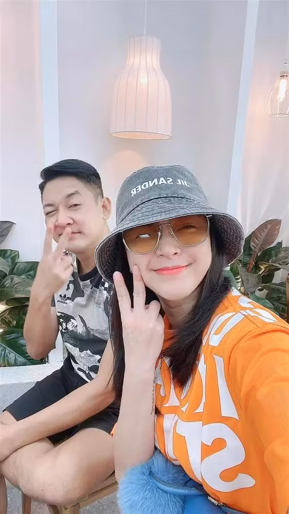 Nói về bí quyết giữ lửa hôn nhân, Hải Băng cho rằng đó là chuyện của cả 2 vợ chồng. Dù bận rộn với 3 con, nhưng cô và chồng vẫn cố gắng dành thời gian cùng nhau thực hiện những điều lãng mạn, có những cuộc hẹn hò riêng tư để vun đắp tình cảm, giữ được tình yêu trong hôn nhân.