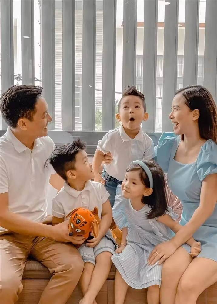 Hiện tại, giọng ca "Viên Đá Nhỏ" có cuộc sống khá thoải mái. Vợ chồng Hải Băng sở hữu nhiều bất động sản và sống trong ngôi nhà khang trang, rộng rãi, có sân vườn trồng nhiều cây xanh.