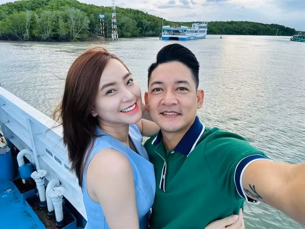 Hải Băng tiết lộ ông xã rất thương yêu cô, thường xuyên tự tay vào bếp nấu nướng, chăm sóc cô. "Chồng tôi thường xuyên đỡ đần cho vợ, biết chăm con, chơi với con và đặc biệt không bao giờ về trễ", nữ ca sĩ nói.