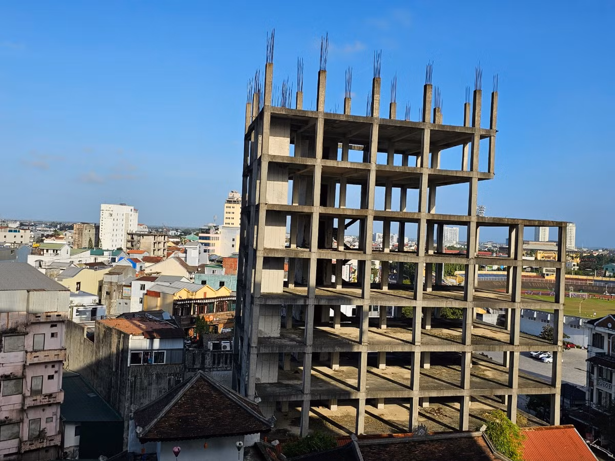 Nằm ngay trên tuyến phố luôn đông đúc, sầm uất ở khu phố Tây Huế...