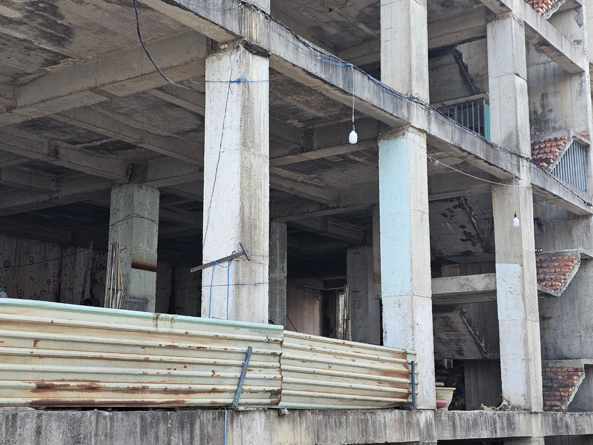 Các hạng mục dang dở đã bắt đầu xuống cấp, rêu mốc phủ kín.