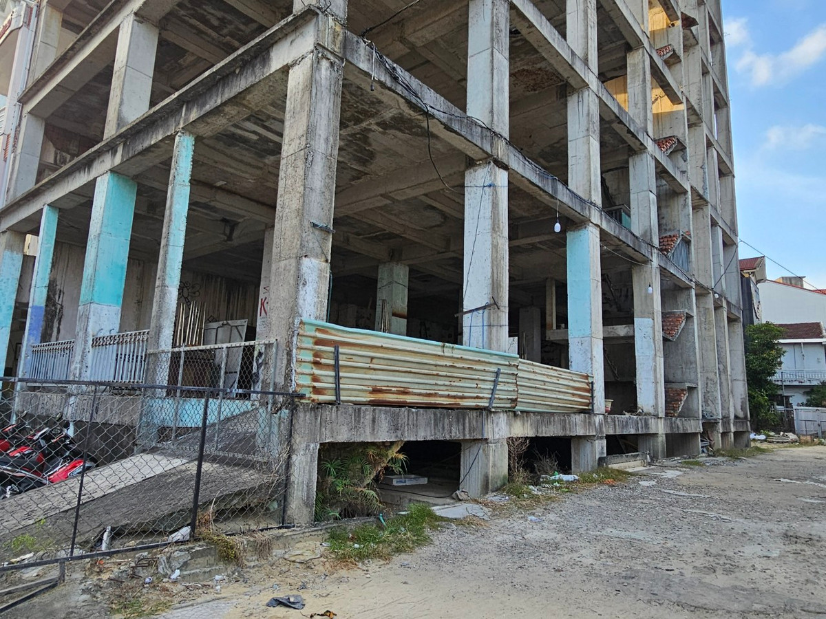 Một số người dân sống gần đó cho biết, công trình được khởi công từ cách đây nhiều năm, nhưng tạm dừng thi công đã lâu.