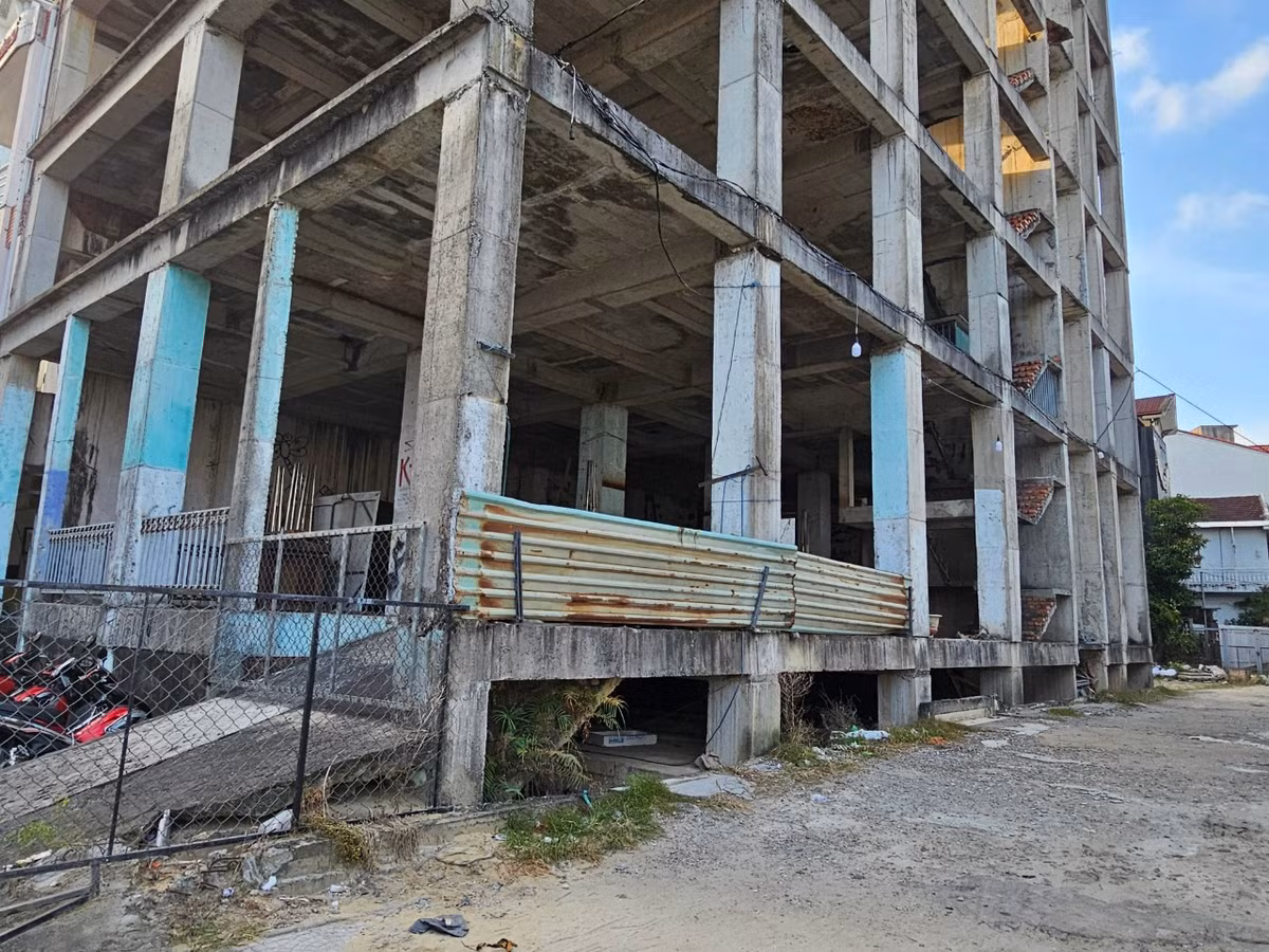 Một số người dân sống gần đó cho biết, công trình được khởi công từ cách đây nhiều năm, nhưng tạm dừng thi công đã lâu.