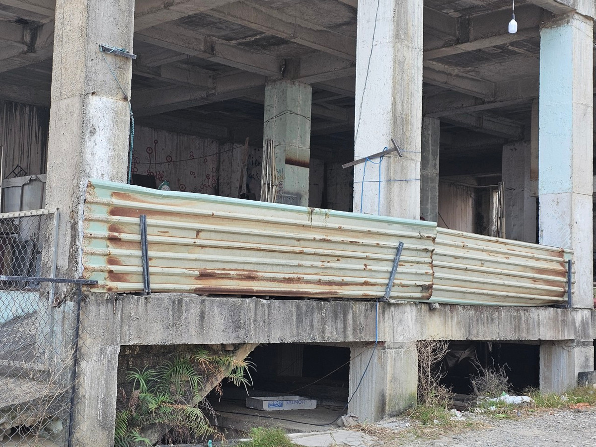 “Xây dựng dang dở rồi bỏ hoang như thế này vừa lãng phí, vừa gây mất mỹ quan đô thị.”, bác P. nói.