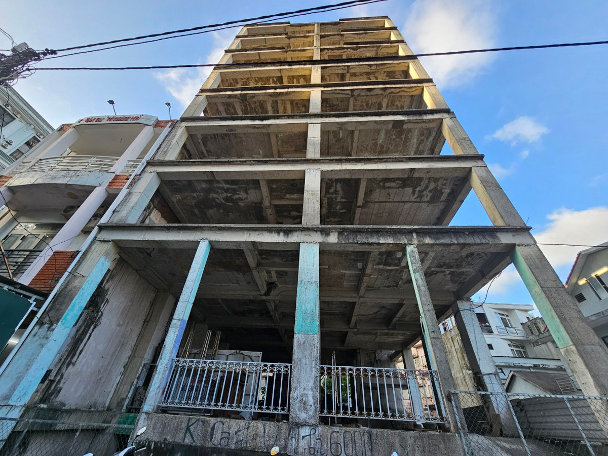 Các công trình dở dang hoặc bị bỏ hoang tại các vị trí đắc địa ngay trung tâm TP Huế khiến nhiều người xót xa.