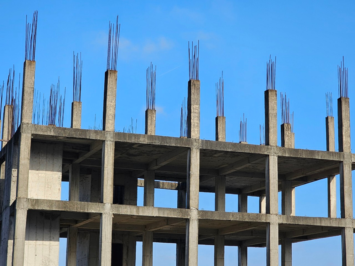 Trụ sắt lởm chởm trên tầng cao của công trình chưa rõ hình hài đã bắt đầu hoen gỉ.