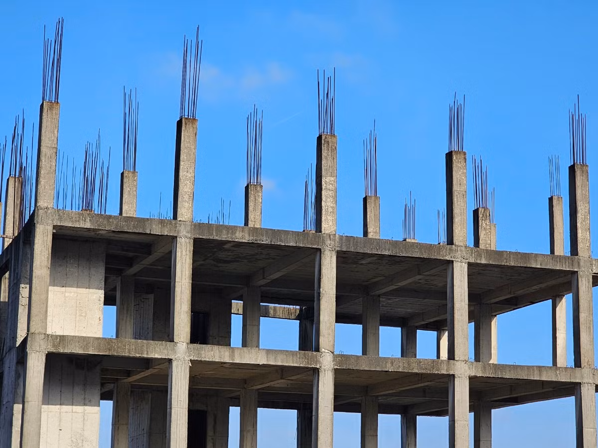 Trụ sắt lởm chởm trên tầng cao của công trình chưa rõ hình hài đã bắt đầu hoen gỉ.