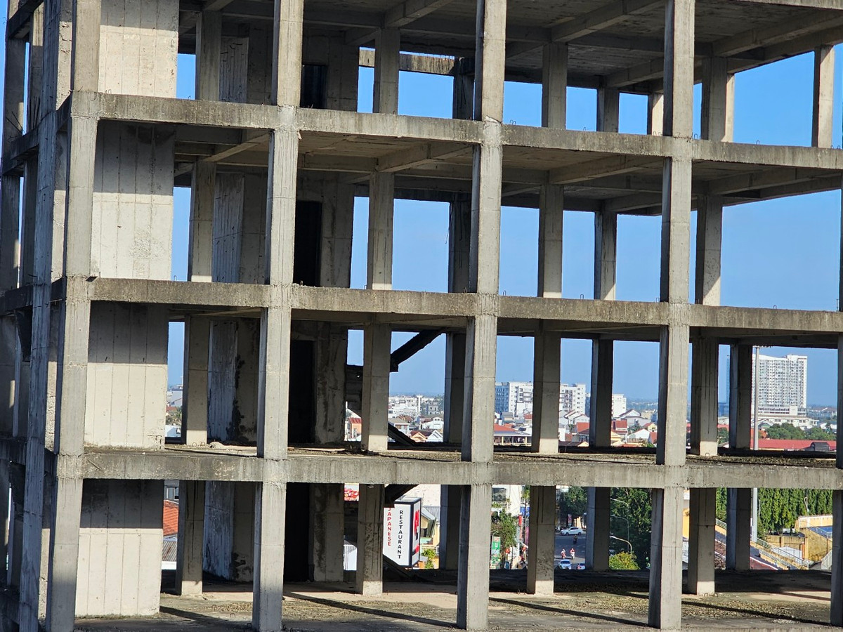 Bác P., một người đạp xích lô chở du khách dạo quanh thành phố Huế lắc đầu cho biết "Nhiều công trình nằm ở vị trí đắc địa ngay trung tâm thành phố được xây dở rồi nằm im mấy năm nay không thấy động tĩnh gì."