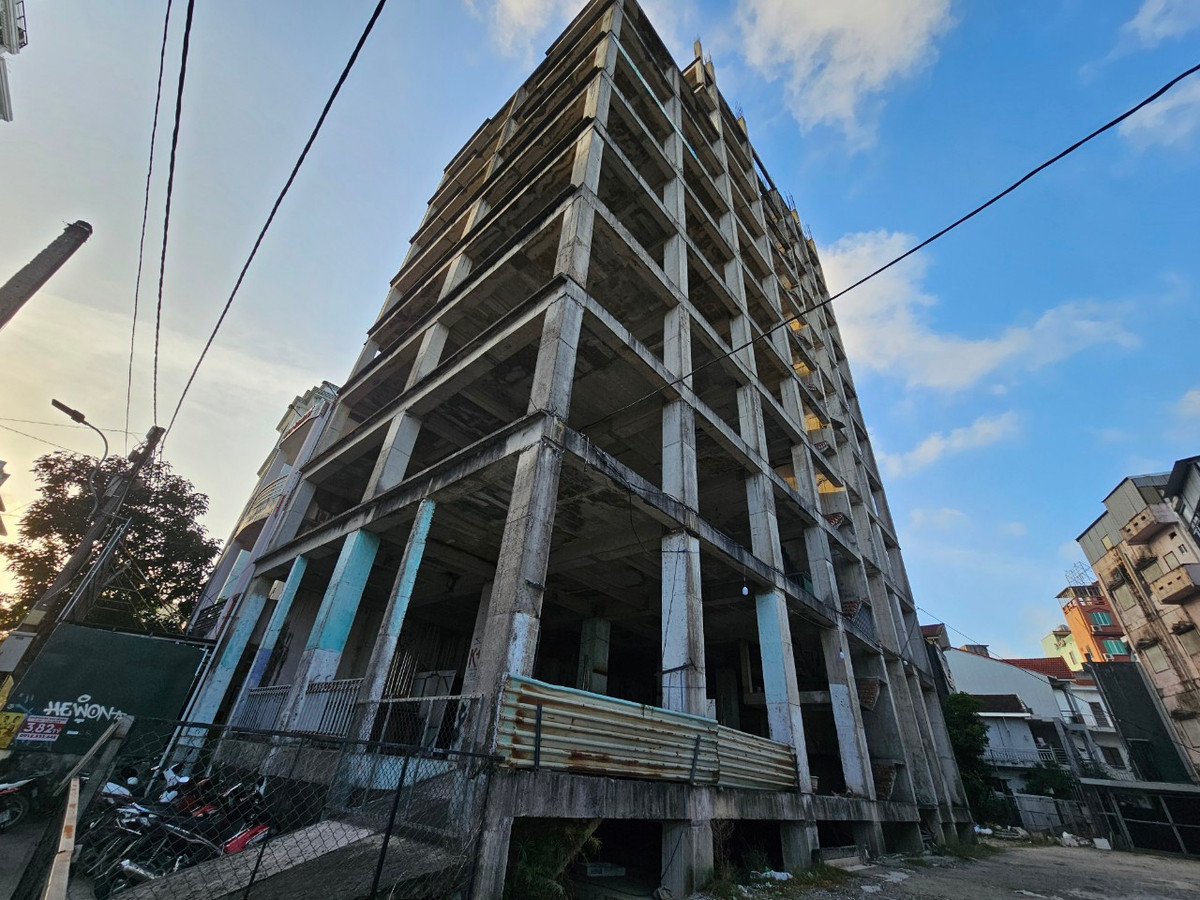 Bỏ hoang trong thời gian dài, khối bê tông cao chục tầng đã đổi màu theo thời gian.