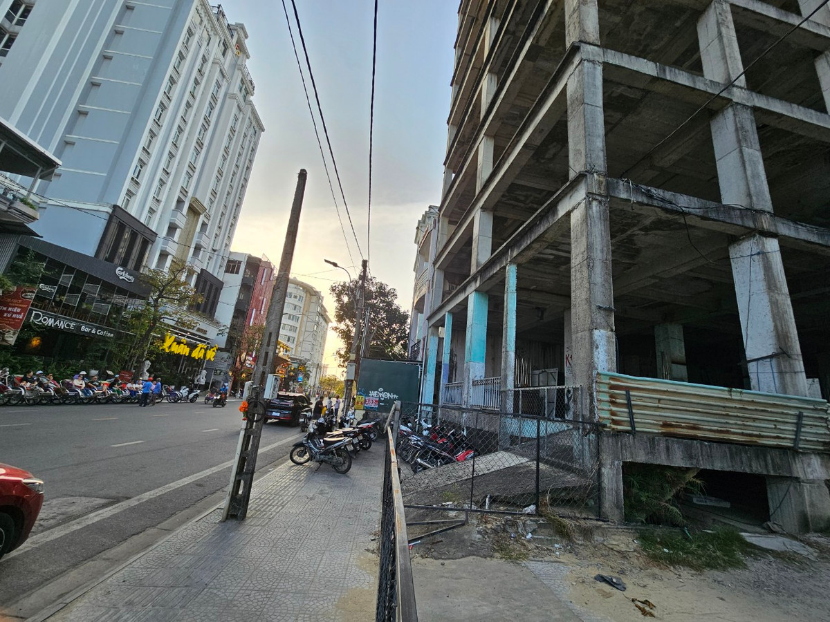 Công trình bỏ hoang nằm "lạc quẻ" trên đường Nguyễn Thái Học, giữa khu Phố Tây sầm uất, nơi được xem là thiên đường ẩm thực, vui chơi, giải trí, mua sắm, là điểm đến hấp dẫn của du khách trong hành trình khám phá cố đô Huế.