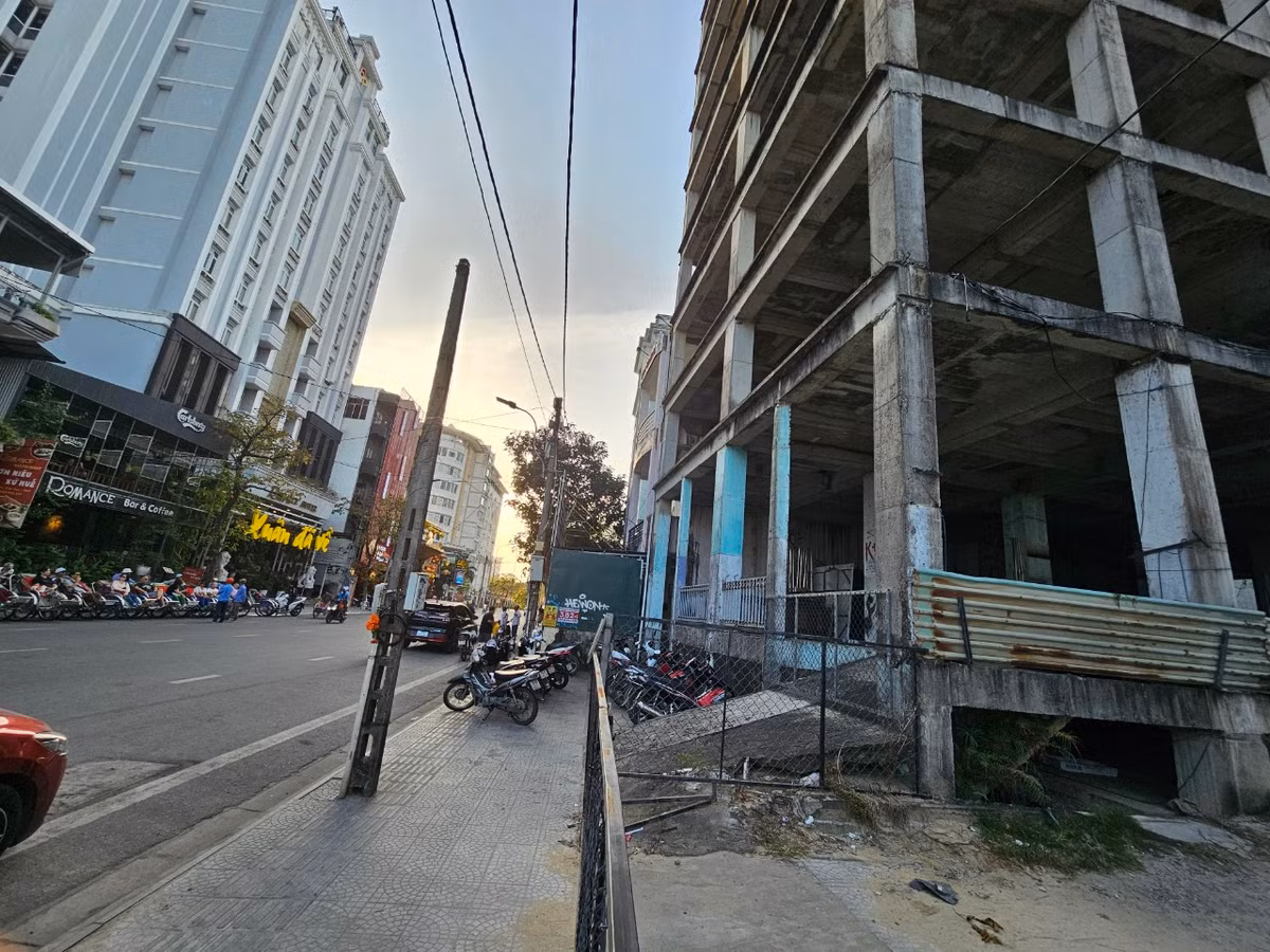 Công trình bỏ hoang nằm "lạc quẻ" trên đường Nguyễn Thái Học, giữa khu Phố Tây sầm uất, nơi được xem là thiên đường ẩm thực, vui chơi, giải trí, mua sắm, là điểm đến hấp dẫn của du khách trong hành trình khám phá cố đô Huế.