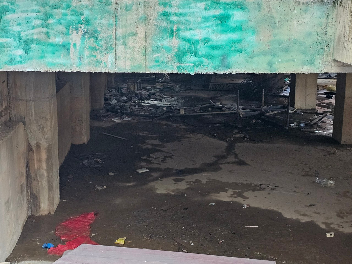 hung cảnh nhếch nhác dưới chân công trình gây mất mỹ quan đô thị.