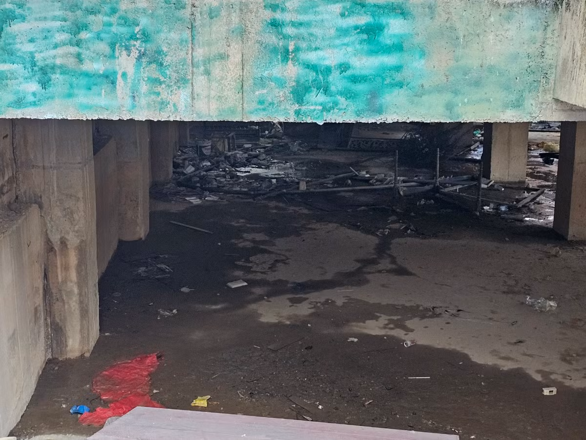 Khung cảnh nhếch nhác dưới chân công trình gây mất mỹ quan đô thị.