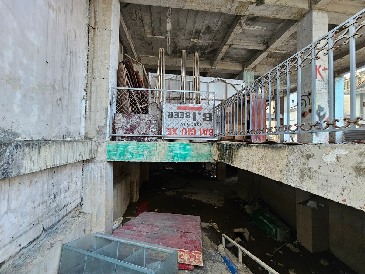 ...công trình trở thành nơi tập kết rác thải các loại.