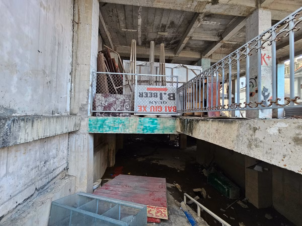 ...công trình trở thành nơi tập kết rác thải các loại.