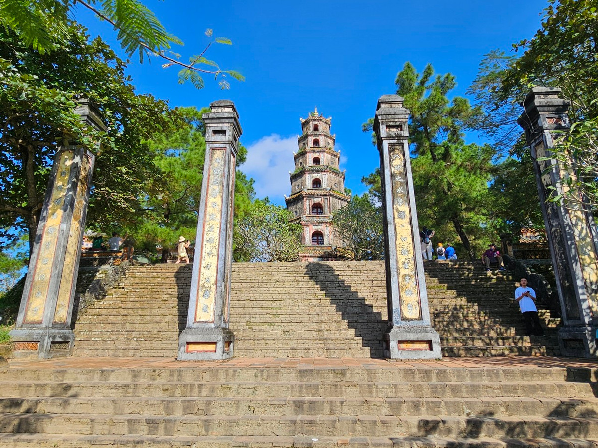 Quan điểm quy hoạch tỉnh Thừa Thiên Huế là tổ chức không gian phát triển theo hướng mô hình đô thị trực thuộc trung ương trên nền tảng bảo tồn, phát huy giá trị di sản cố đô và bản sắc văn hóa Huế,...