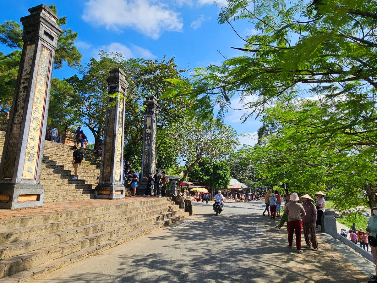 Nơi đây không chỉ hội tụ vẻ đẹp về kiến trúc, yếu tố lịch sử, văn hóa mà còn được tô điểm bởi tính cách con người Huế - trầm mặc và kín đáo.