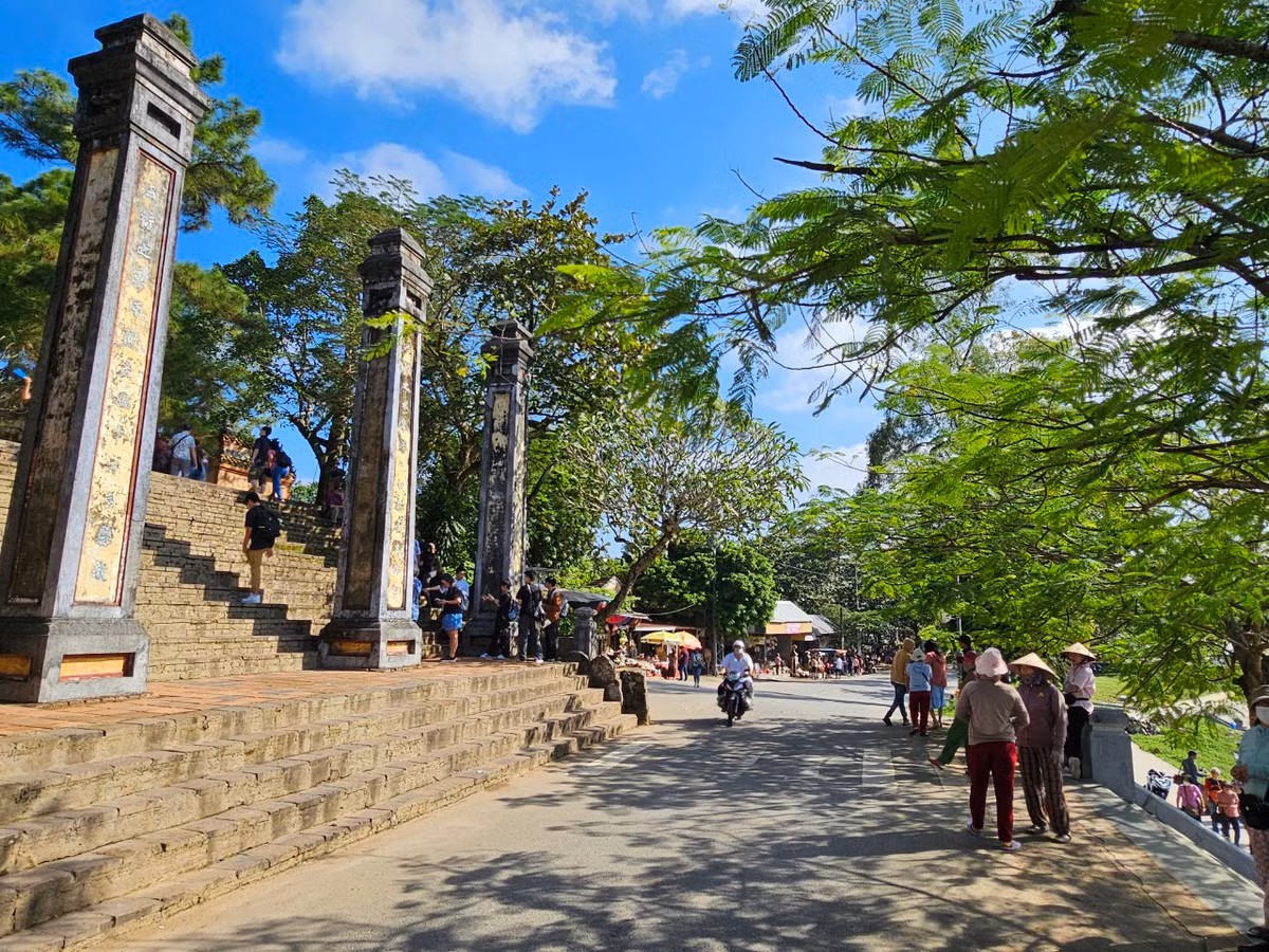 Nơi đây không chỉ hội tụ vẻ đẹp về kiến trúc, yếu tố lịch sử, văn hóa mà còn được tô điểm bởi tính cách con người Huế - trầm mặc và kín đáo.