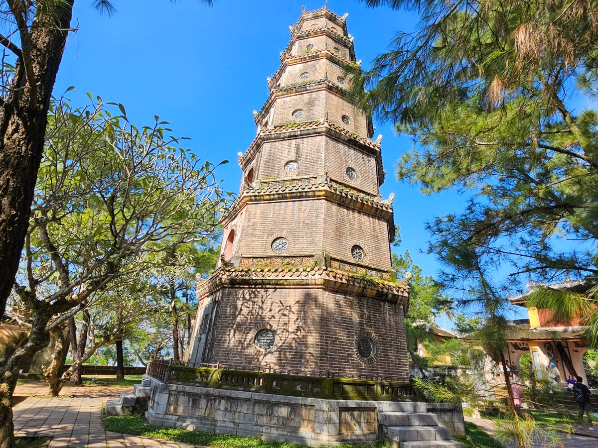 Lịch sử đã tạo nên Huế, một vùng đất đặc biệt riêng có của Việt Nam. Và chùa Thiên Mụ được ví như “linh hồn” của mảnh đất này.