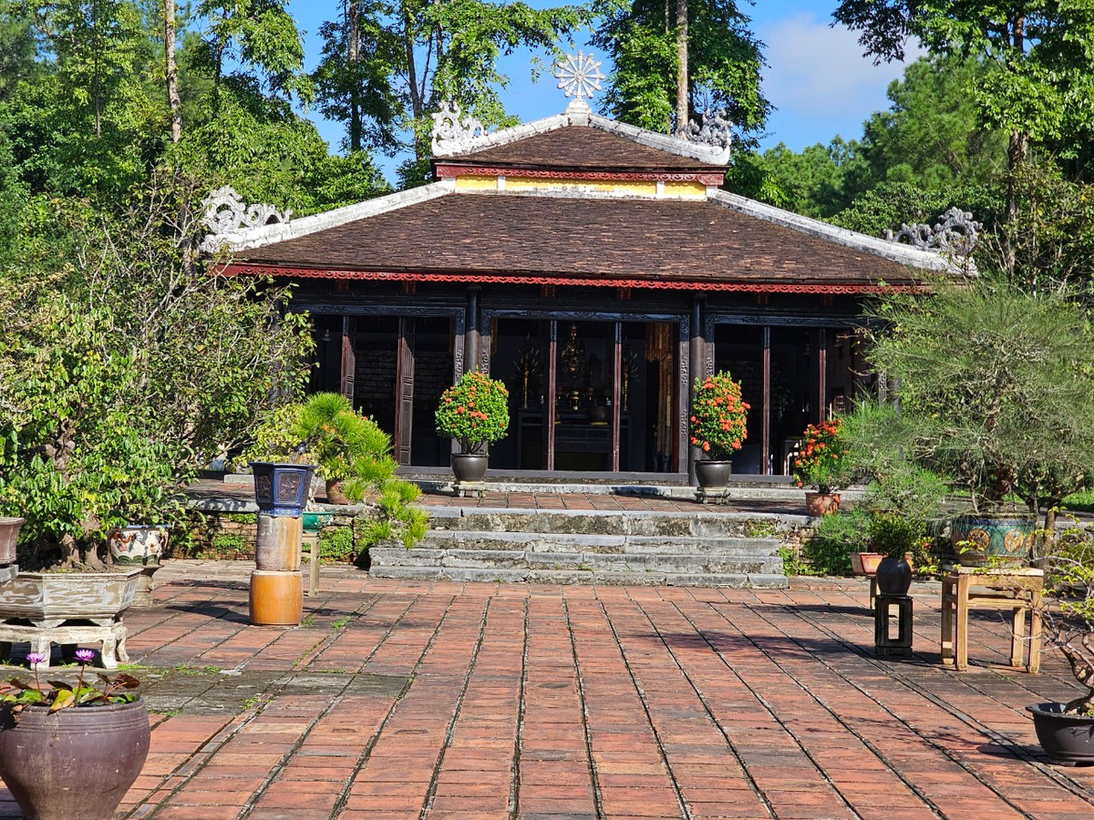 Chùa Thiên Mụ hay còn được gọi là Chùa Linh Mụ, tọa lạc trên ngọn đồi Hạ Khuê, bên bờ Bắc của sông Hương, cách trung tâm TP Huế khoảng 5km về phía Tây.