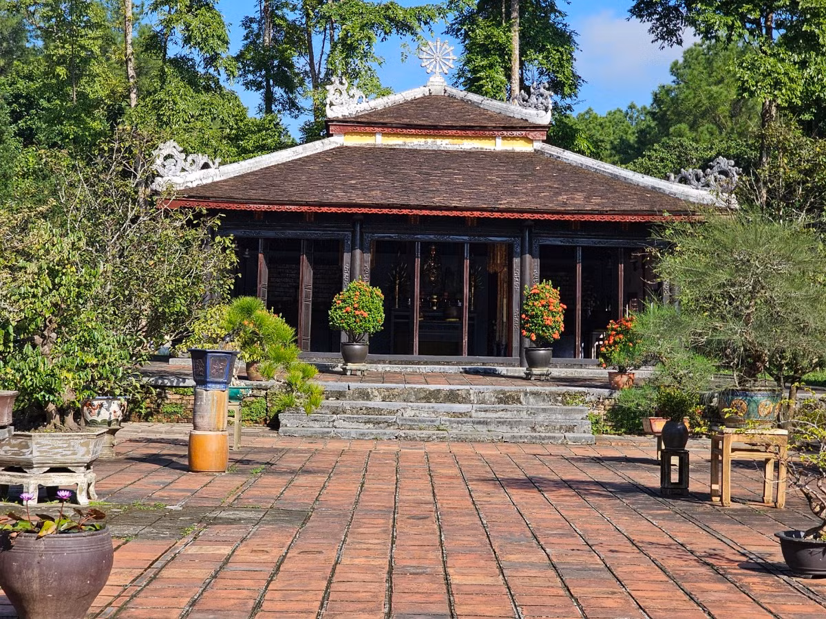 Chùa Thiên Mụ hay còn được gọi là Chùa Linh Mụ, tọa lạc trên ngọn đồi Hạ Khuê, bên bờ Bắc của sông Hương, cách trung tâm TP Huế khoảng 5km về phía Tây.