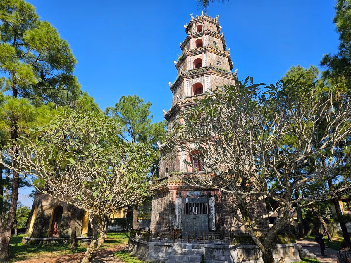 Kiến trúc của chùa được xây dựng theo phong cách nguyên thủy và mang đậm nét truyền thống của văn hóa Việt Nam.