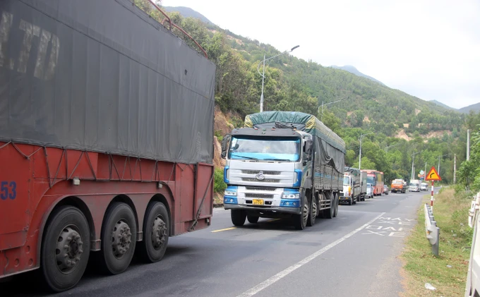 4 xe tai va cham lien hoan, Quoc lo 1D te liet-Hinh-2