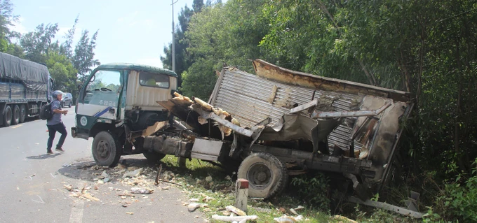 4 xe tai va cham lien hoan, Quoc lo 1D te liet