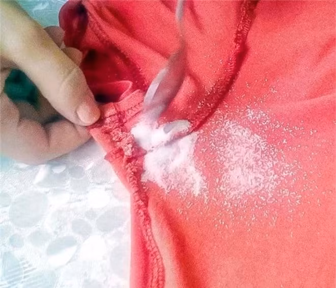 6 mẹo đơn giản để loại bỏ vết mồ hôi trên quần áo - Hình 4 6 meo don gian de loai bo vet mo hoi tren quan ao-Hinh-4