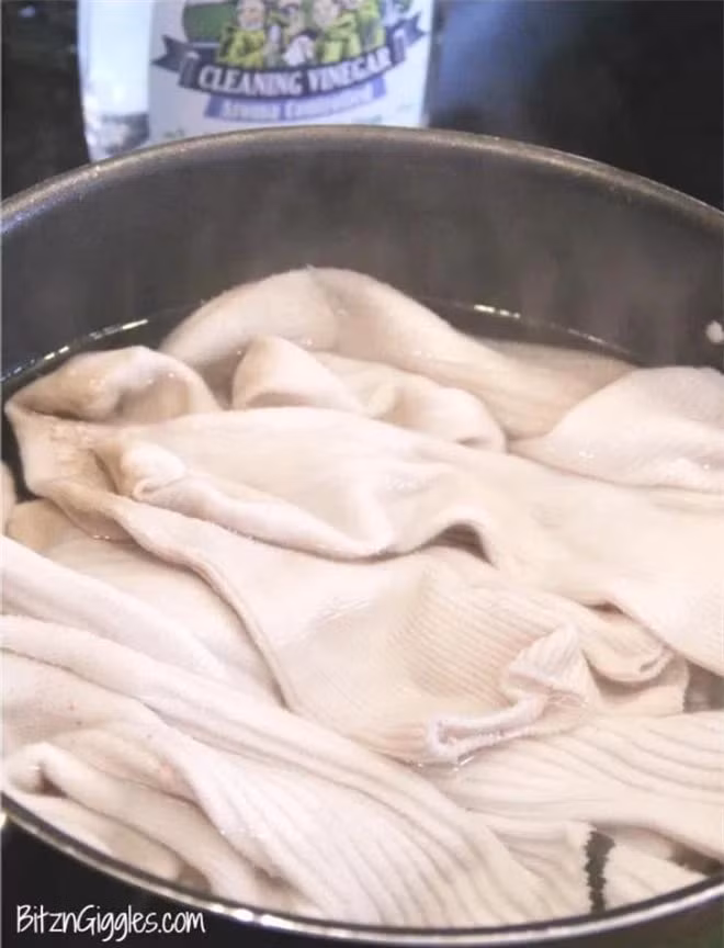 6 mẹo đơn giản để loại bỏ vết mồ hôi trên quần áo - Hình 2 6 meo don gian de loai bo vet mo hoi tren quan ao-Hinh-2