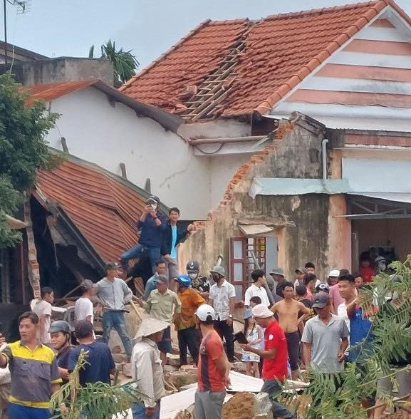 Một số nhân chứng cho hay, máy bay rơi trượt qua và làm đổ sập mái nhà của một người dân.