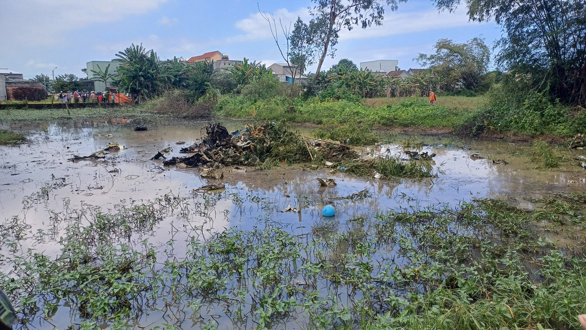 Nguyên nhân ban đầu theo thông tin do phi công cung cấp, buổi trưa cùng ngày, khi đang bay huấn luyện thì máy bay mất kiểm soát, phi công nhảy dù xuống đất an toàn, máy bay rơi và phát nổ.