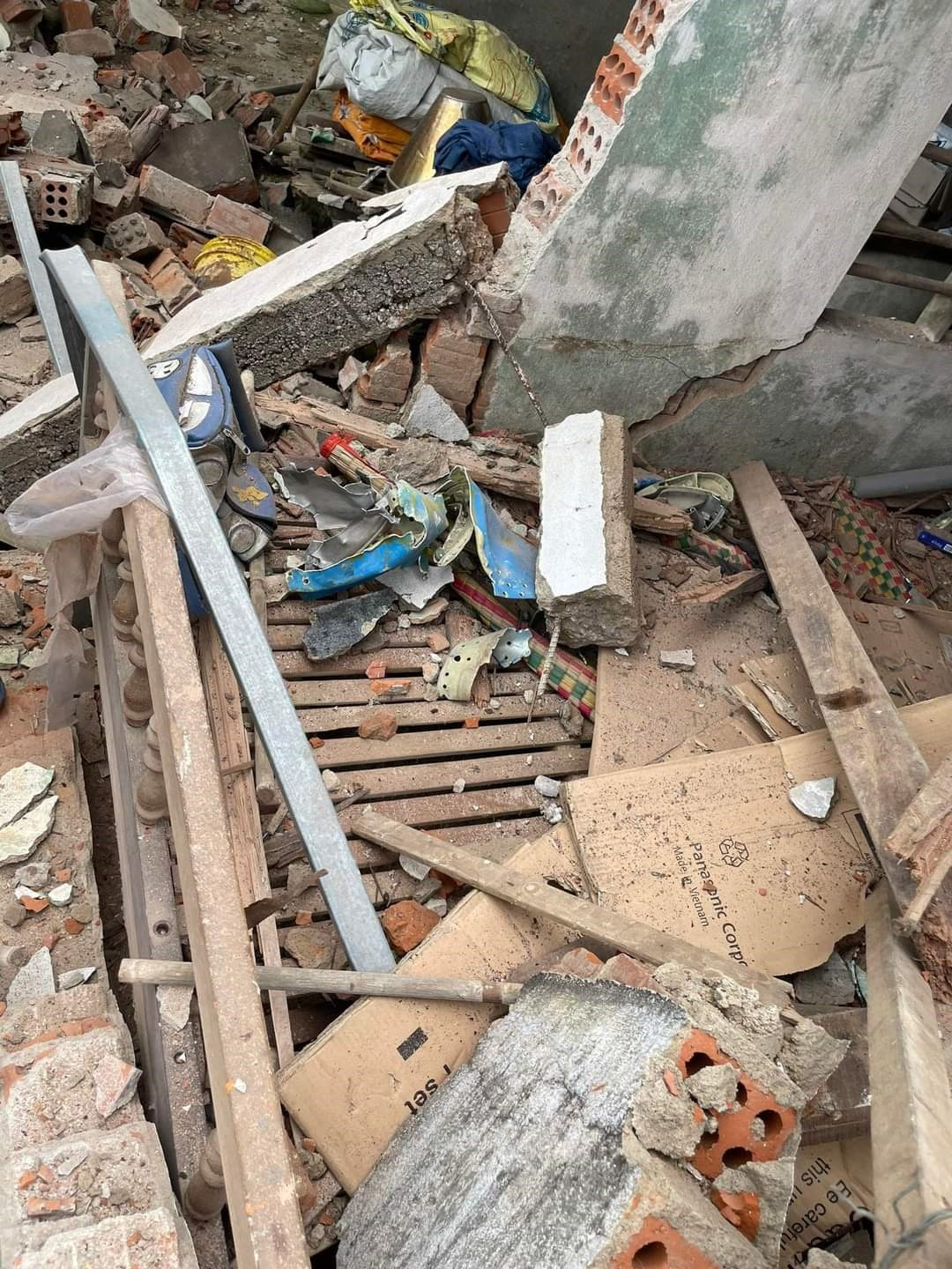 Rất may, thời điểm máy bay rơi, không có người ở nhà nên không ai bị thương.